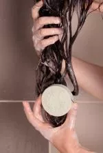 Lamazuna Steifes Shampoo für normales Haar - weiße und grüne Tonerde (70 g)