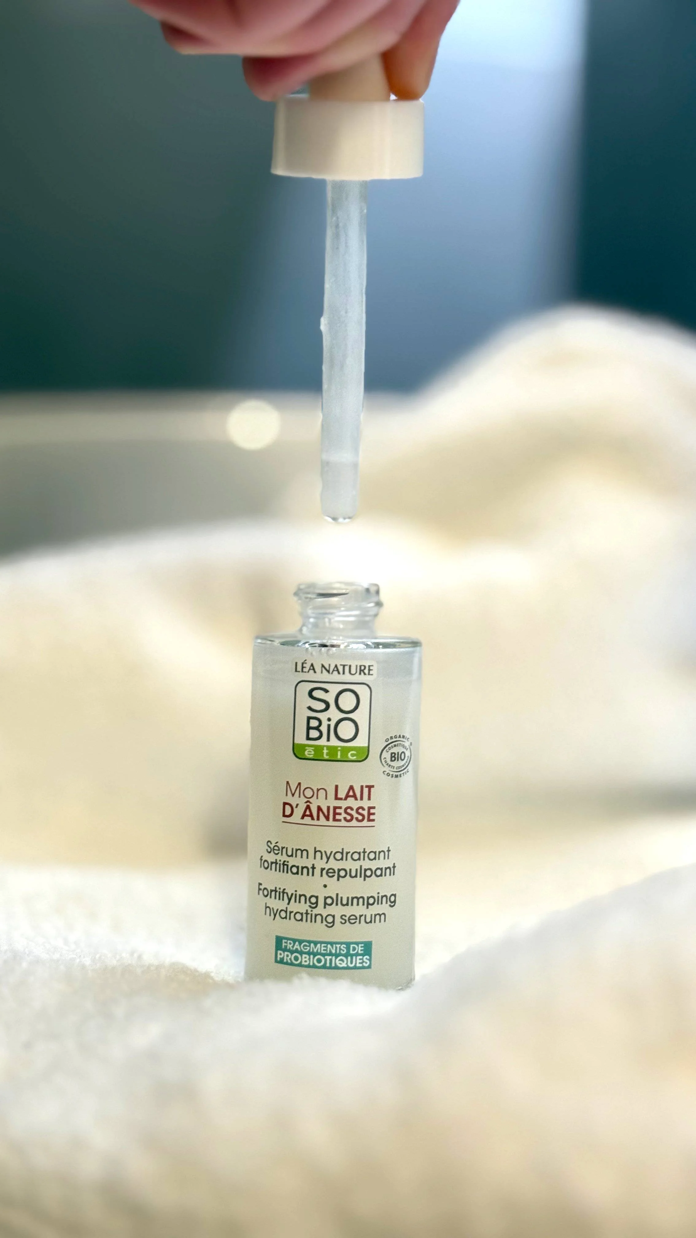 SO’BiO étic Stärkendes Feuchtigkeitsserum mit BIO-Eselsmilch (30 ml) – mit Hyaluronsäure