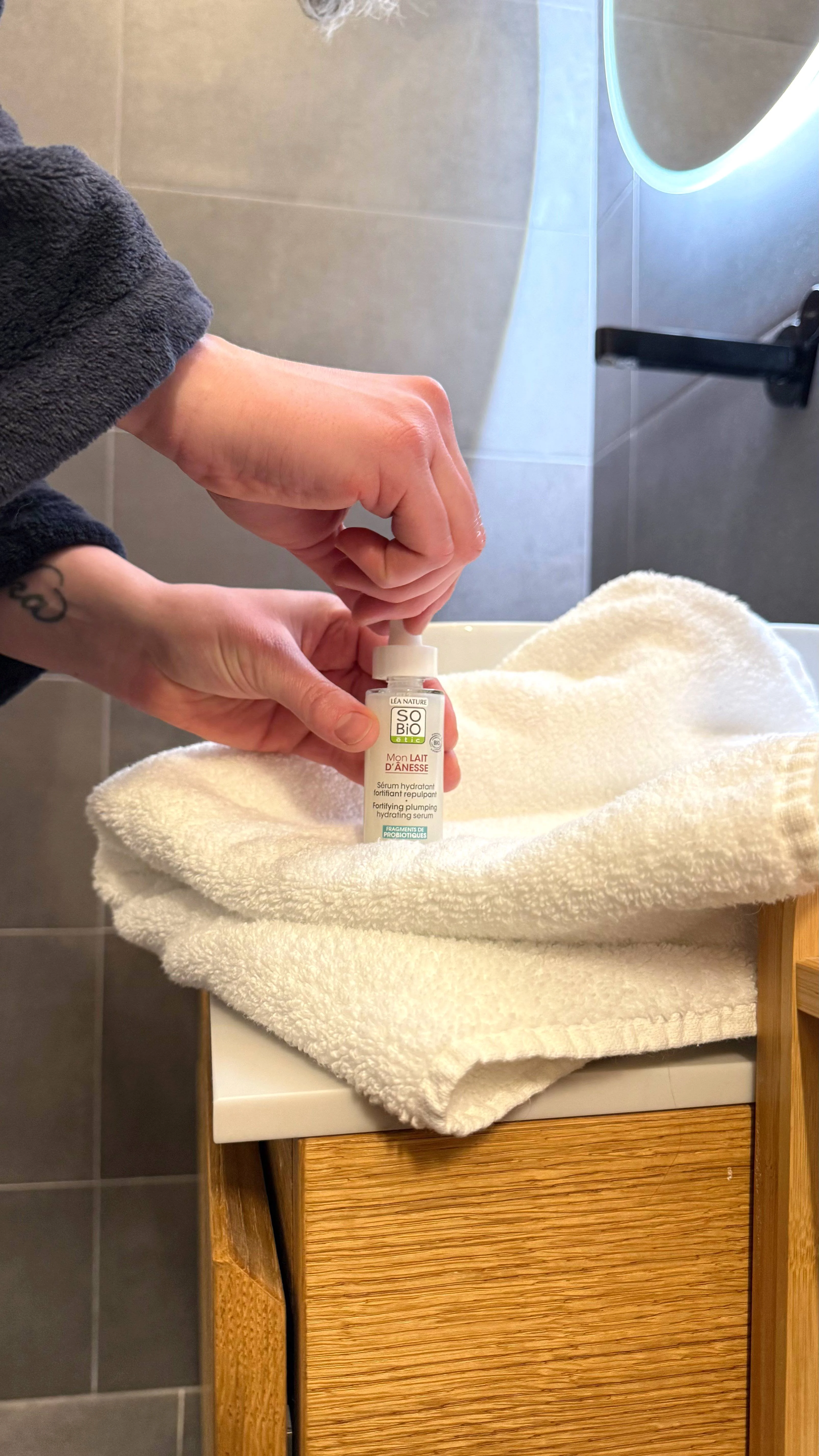 SO’BiO étic Stärkendes Feuchtigkeitsserum mit BIO-Eselsmilch (30 ml) – mit Hyaluronsäure