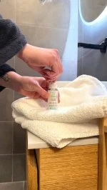 SO’BiO étic Stärkendes Feuchtigkeitsserum mit BIO-Eselsmilch (30 ml) – mit Hyaluronsäure