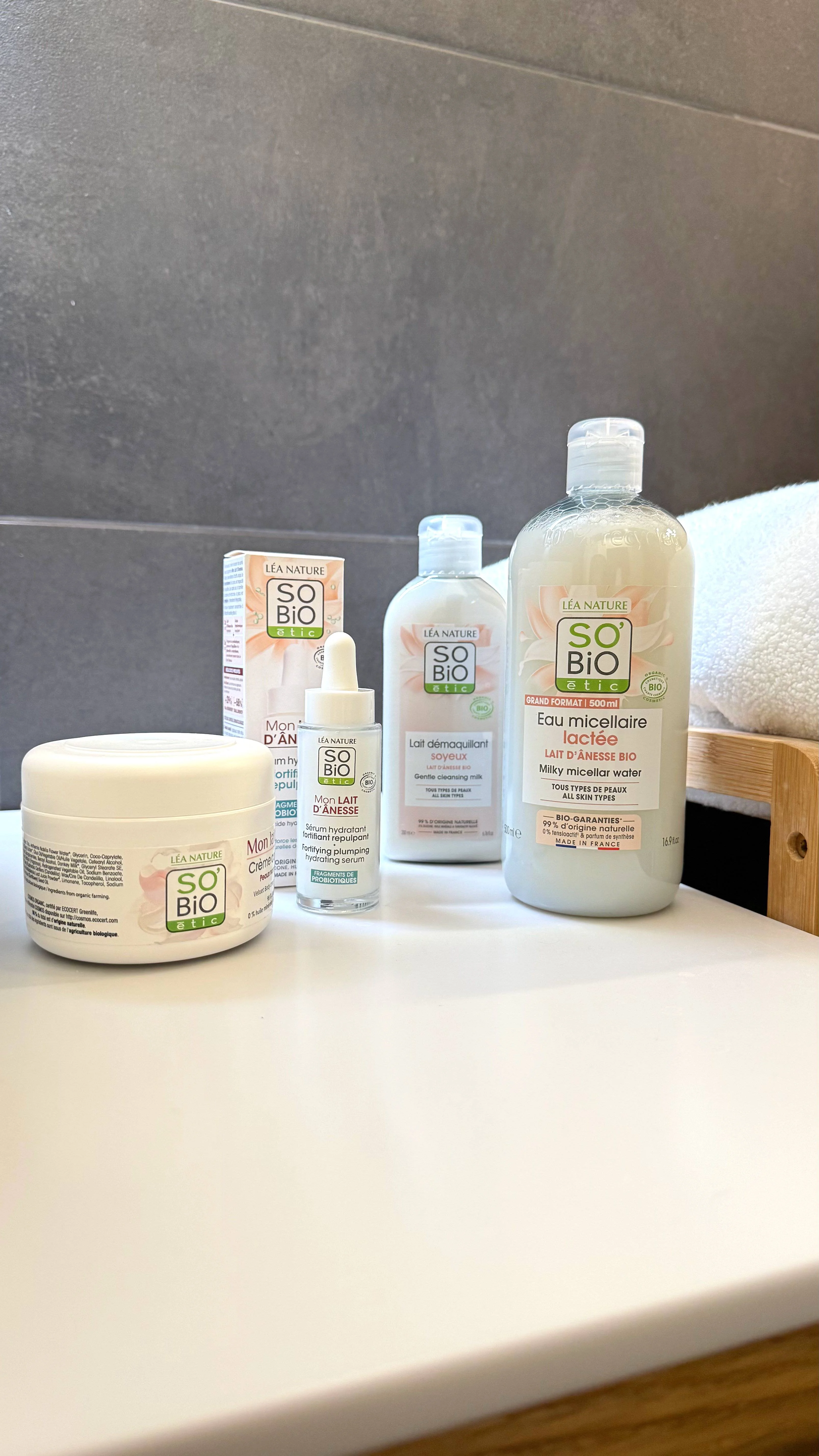 SO’BiO étic Stärkendes Feuchtigkeitsserum mit BIO-Eselsmilch (30 ml) – mit Hyaluronsäure