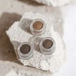 Uoga Uoga Cremige Augenbrauen-Pomade (2,5 ml) 797 Pebbles & Salt - Blonde - 3 Nuancen für optisch dichtere Augenbrauen