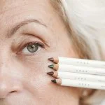 Uoga Uoga Weicher BIO-Kajalstift 852 Copper Snake - Hellbraun, perlmuttfarben - 4 Farbtöne für jeden Look