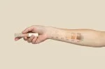 Uoga Uoga Flüssiger Concealer (5 ml) Invisible Hero Nr. 2 - 672 Light Warm - unsichtbarer Held gegen Hautmakel