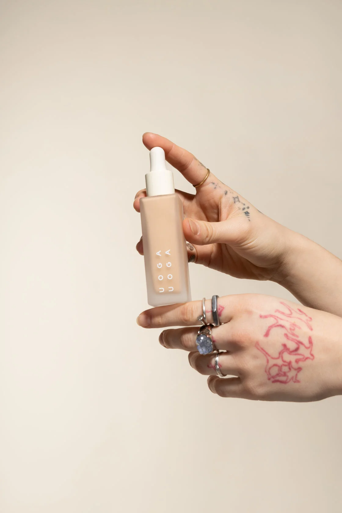 Uoga Uoga Flüssiges mineralisches Make-up und Serum LSF 20 BIO (30 ml) 682 Foamy Sea - spendet Feuchtigkeit und schützt die Haut
