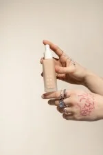 Uoga Uoga Flüssiges Mineral-Make-up und Serum LSF 20 BIO (30 ml) 685 Desolate Shore - spendet Feuchtigkeit und schützt die Haut