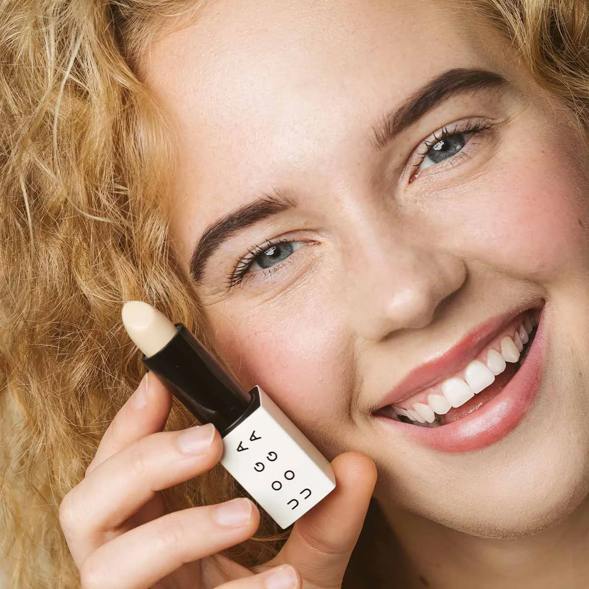 Uoga Uoga Fester Concealer (4 g) Special Agent 003 - 653 Medium Light - Spezialagent gegen Hautunreinheiten