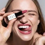 Uoga Uoga Nährender Lippenstift (4 g) 616 Wildberry - 6 Farbtöne auf Mineralbasis
