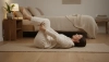 Dehnung in der Happy-Baby-Position vor dem Schlafen löst steife Hüften