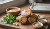Hausgemachter Falafel aus gerösteten Kichererbsen ohne Frittieren