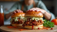 Pulled-Pork-Burger ist eine beliebte Wahl in Restaurants und Haushalten.