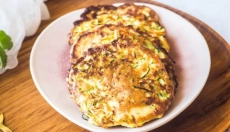 Zucchini-Pfannkuchen sind eine großartige Wahl für eine gesunde Ernährung.