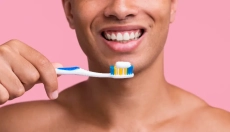 Wie man die Zähne richtig mit einer Interdentalbürste reinigt