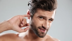 Wie man verhindert, dass Wasser in den Ohren bleibt