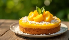 Ein ungebackener Mangokuchen ist das ideale Dessert für sommerliche Feiern.