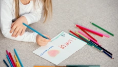 Wie man Kugelschreiberflecken einfach aus Ihrer Kleidung entfernt