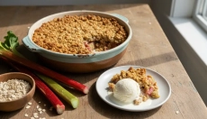Rhabarber-Crumble mit Haferkrümel enttäuscht nie