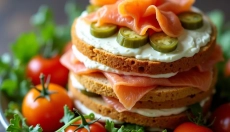 Ein salziger Geburtstagskuchen kann sowohl dekorativ als auch lecker sein.