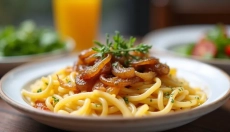 Erleben Sie die alpine Atmosphäre mit köstlichen Käsespätzle auf dem Teller