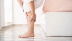 Was verursacht einen geschwollenen Knöchel ohne Verletzung und wie kann man dem vorbeugen?